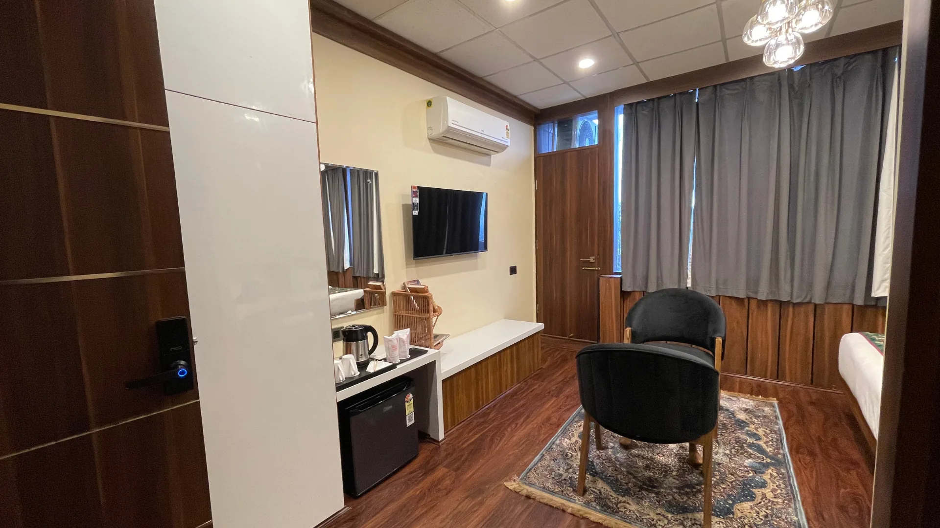 Modern bathroom and lounge in Lake Loft deluxe room