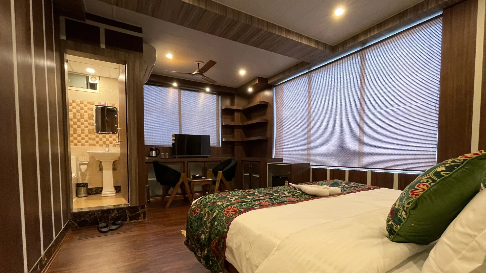 Spacious suite with panoramic view near Dal Lake
