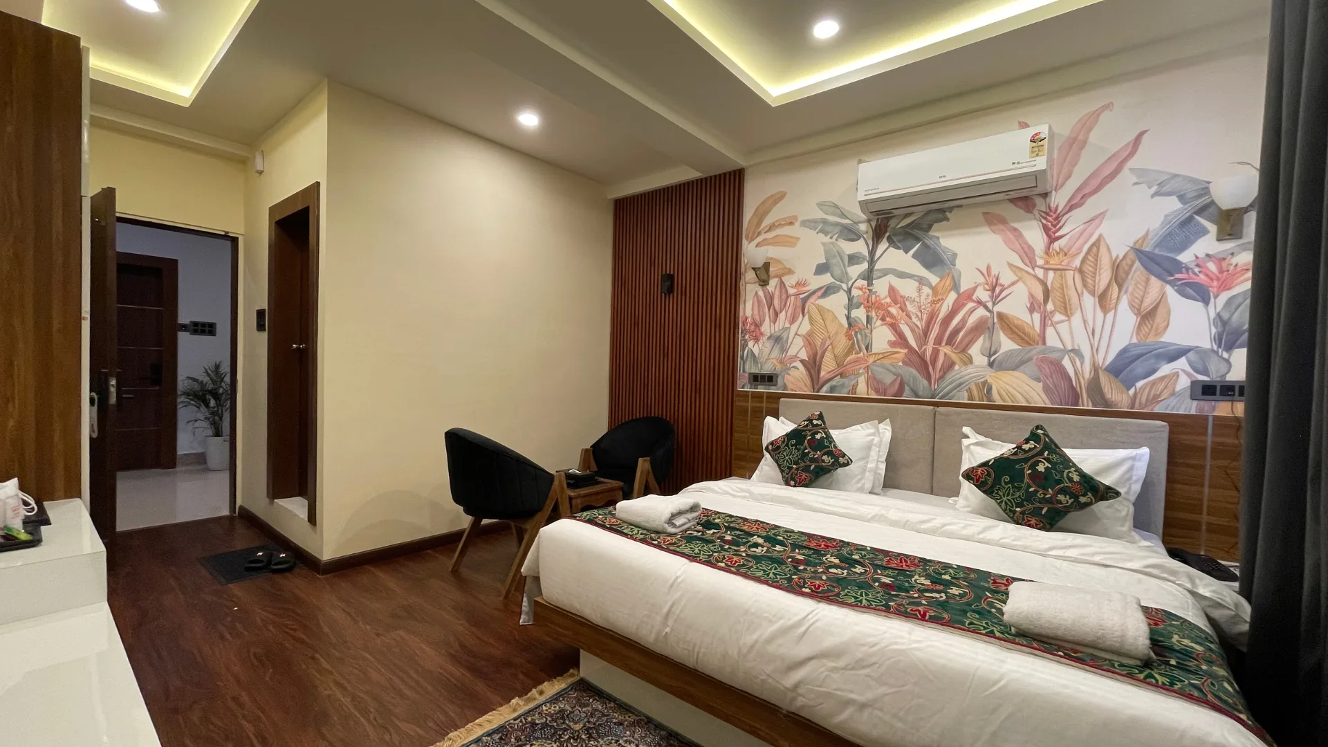 Deluxe bedroom suite at Hotel Lake Loft near Dal Lake