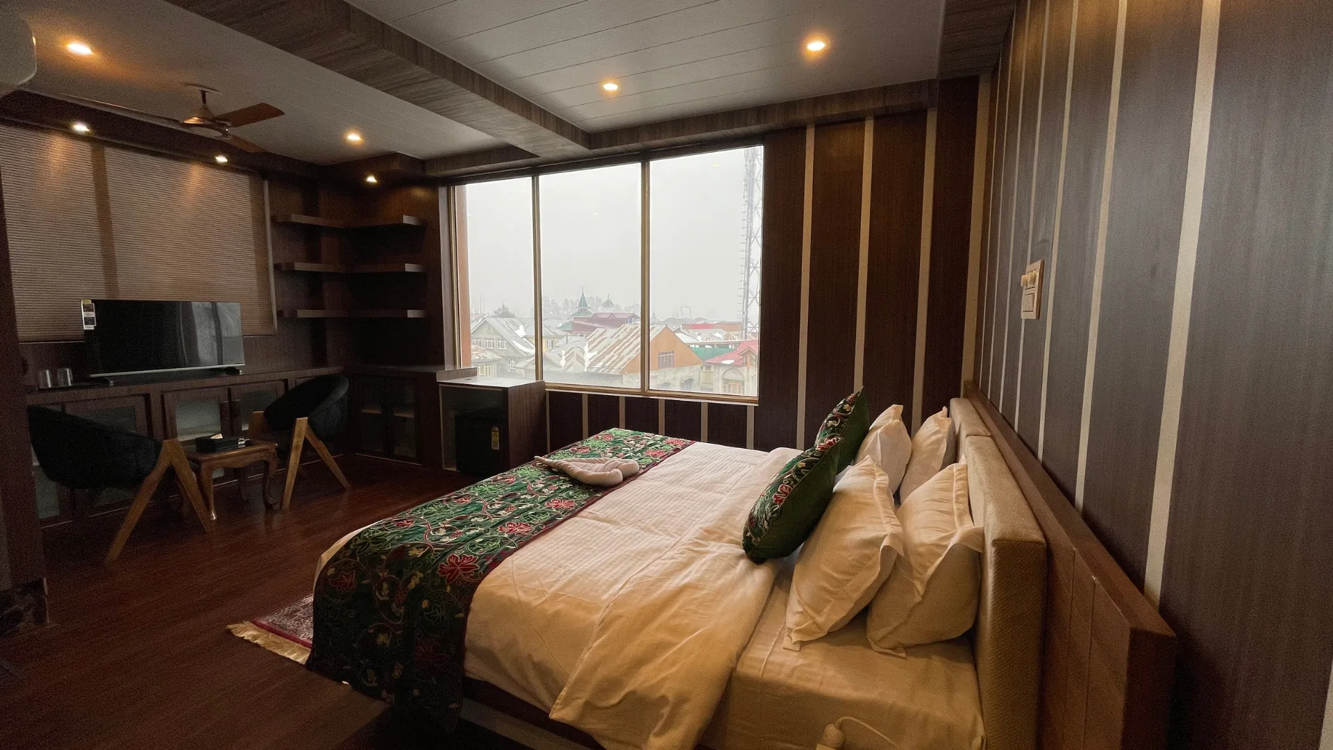 Lakeview deluxe bedroom at Hotel Lake Loft Srinagar